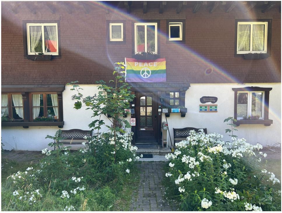 G�stehausLickertmitPeaceFlagge2025